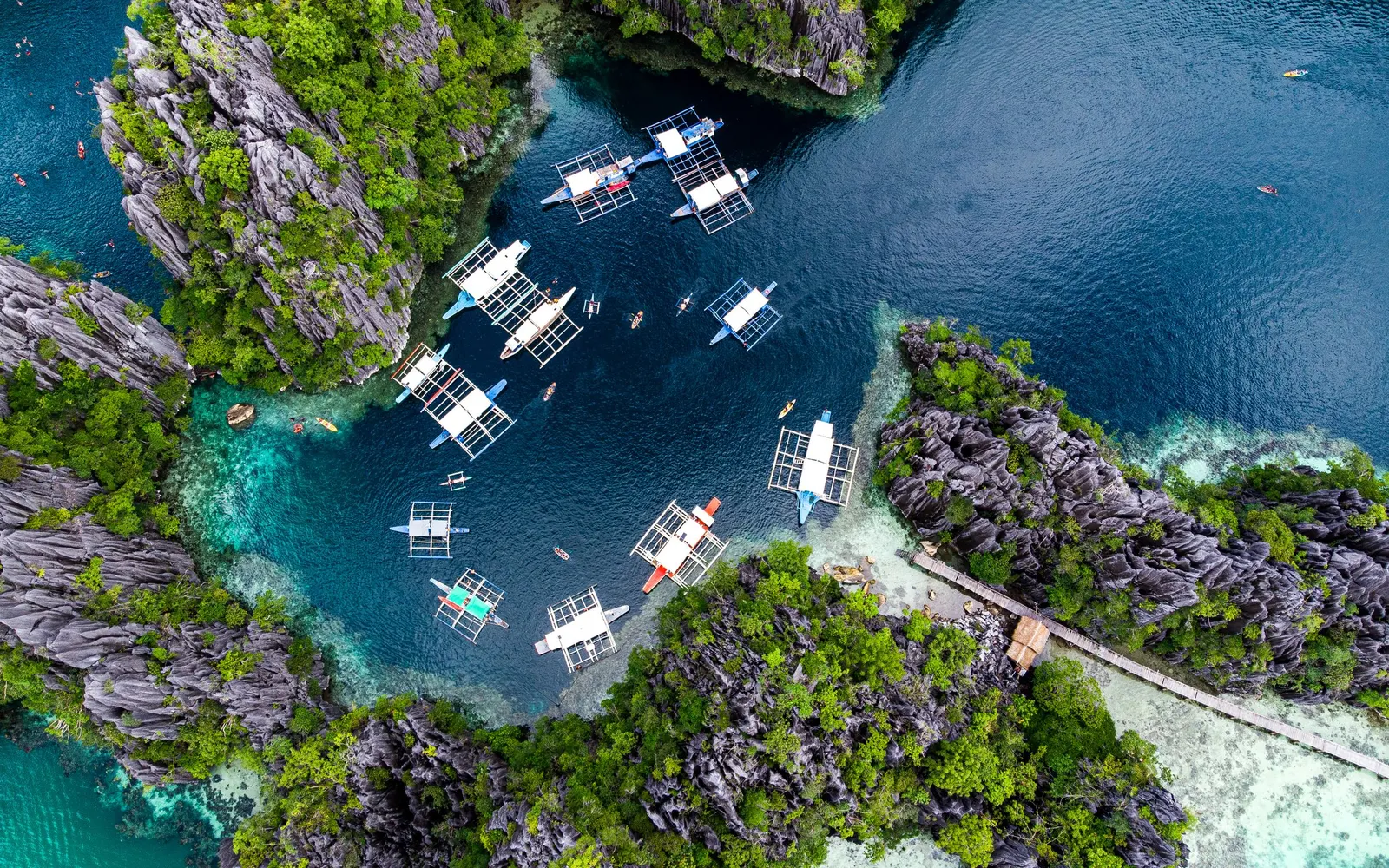 Turquoise water and limestone cliffs in El Nido, Palawan, Philippines